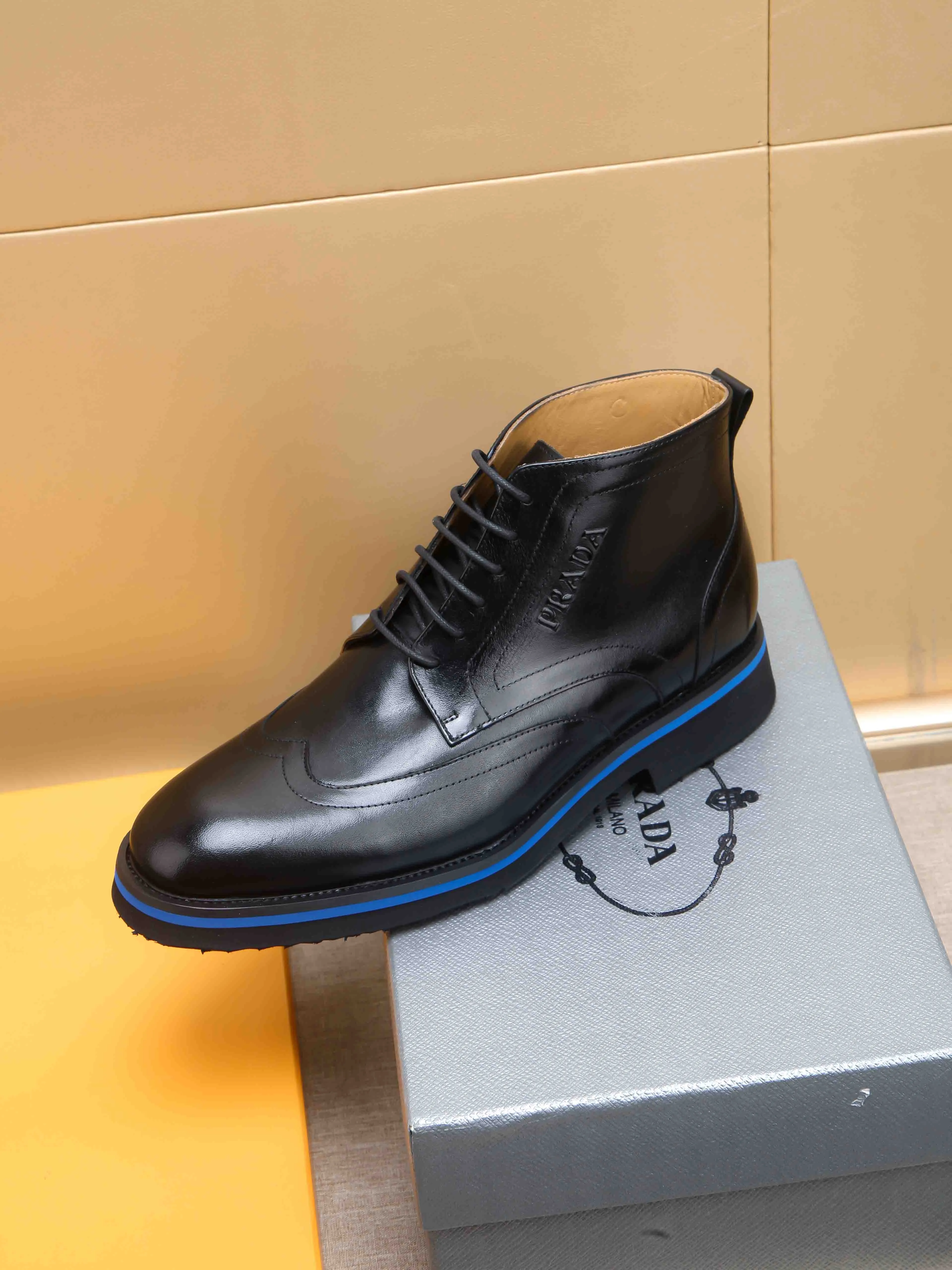Men's shoes 💰620 💰 PRADA*——◾ Prada~Thick-soled men's shoes, original single-level perfect boutique, brogue style men's formal casual leather shoes, luxurious materials, imported cowhide, with water-dyed cowhide lining, 4.5cm increased PU foam lightweight outsole, perfectly restore the original classic, purchase the original 1:1 accurate replica, welcome all comparisons 🆚, the design is full of modernity, versatile and fashionable urban men! Size: 39-44 (38.45.46.47 customized)